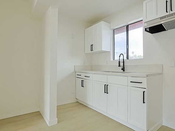 4th image of 1812 N Gramercy Pl #402