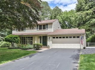2 Sandle Dr, Fairport, NY 14450