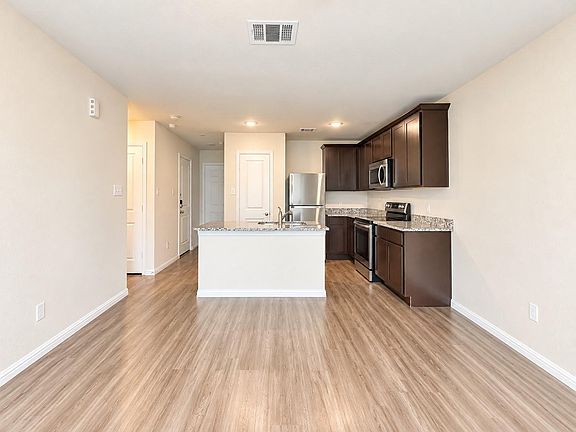4th image of 302 Connecticut St