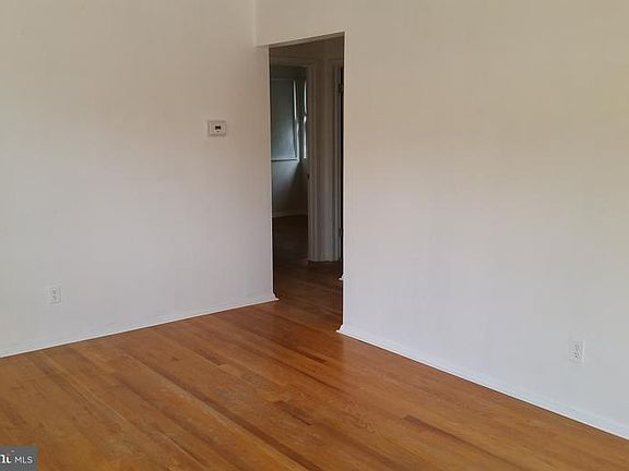 4th image of 302 Lawrence Dr