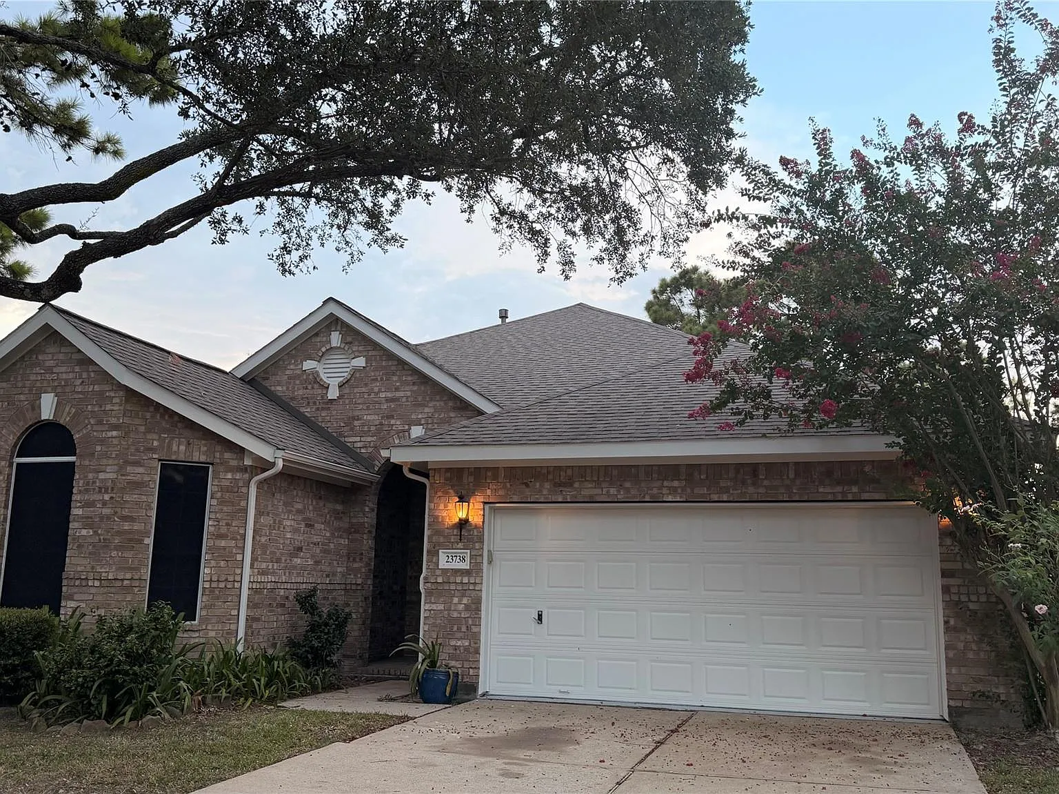4 bed, 2.0 bath, 2291 sqft, $2,500 — Photo 1