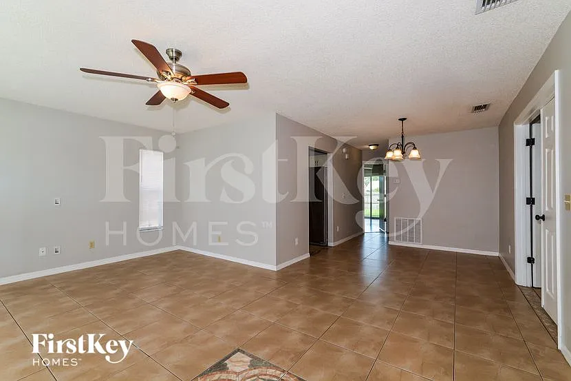 3 bed, 2.0 bath, 1142 sqft, $2,260 — Photo 3