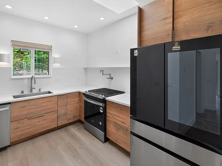 1216 Lagan Ave — Photo 2