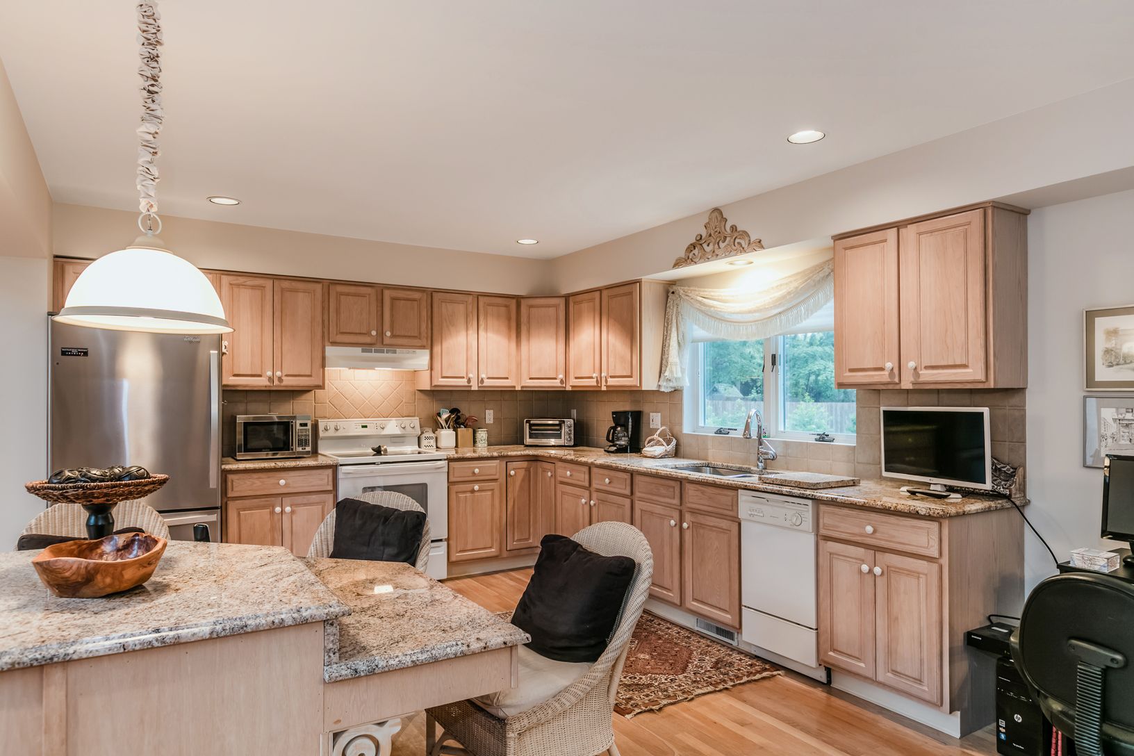  Large Eat-in-Kitchen 