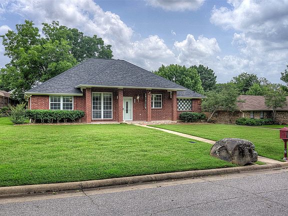 2nd image of 900 River Oaks Dr