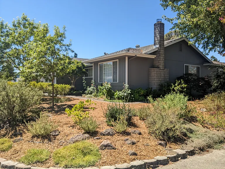 1827 Holiday St — Photo 3