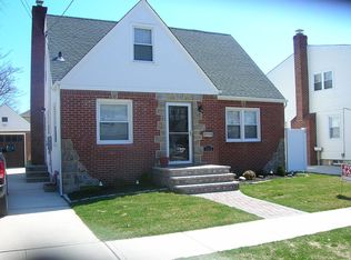 302 S 8th St, New Hyde Park, NY 11040