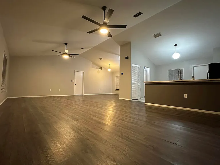 7393 Landmark Dr — Photo 4