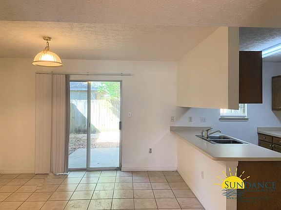 4th image of 27 Chatelaine Cir