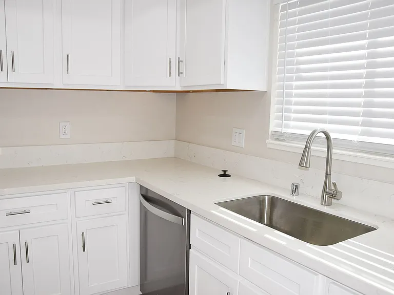 815 N Olive St — Photo 5