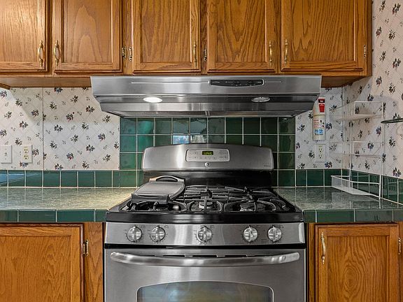 30th image of 995 Foster Rd