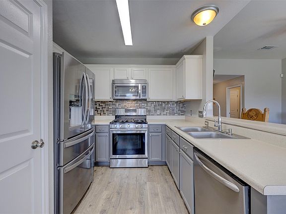 3rd image of 606 Los Robles Rd