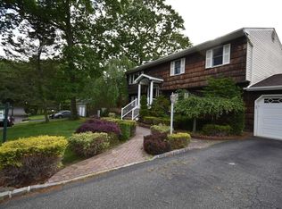 3 Mott Pl, Dix Hills, NY 11746