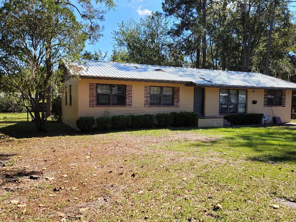 1st image of 657 NW Holiday Dr