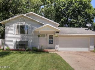 339 58th St SE, Kentwood, MI 49548