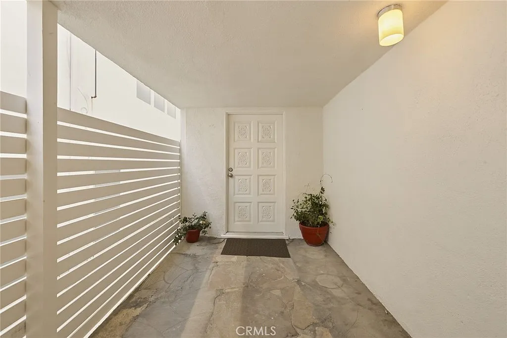 3 bed, 2027 sqft, $8,250 — Photo 2