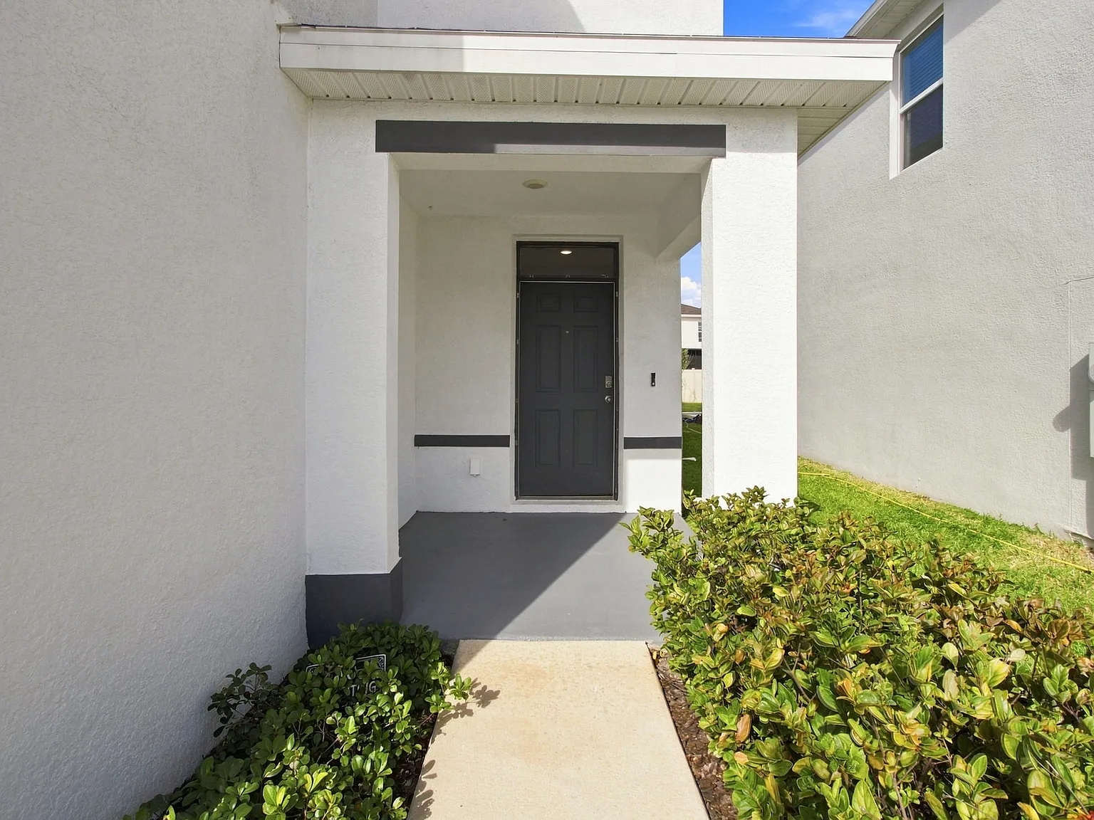 4 bed, 2.5 bath, 2260 sqft, $2,400 — Photo 2