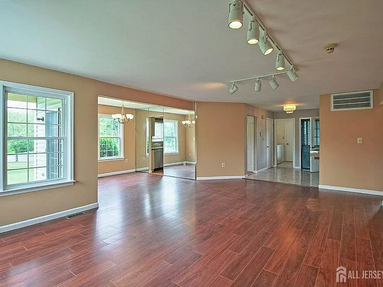 2 Bristol Ct — Photo 18