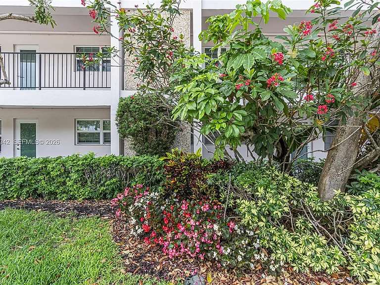 3250 N Palm Aire Dr #406 — Photo 29