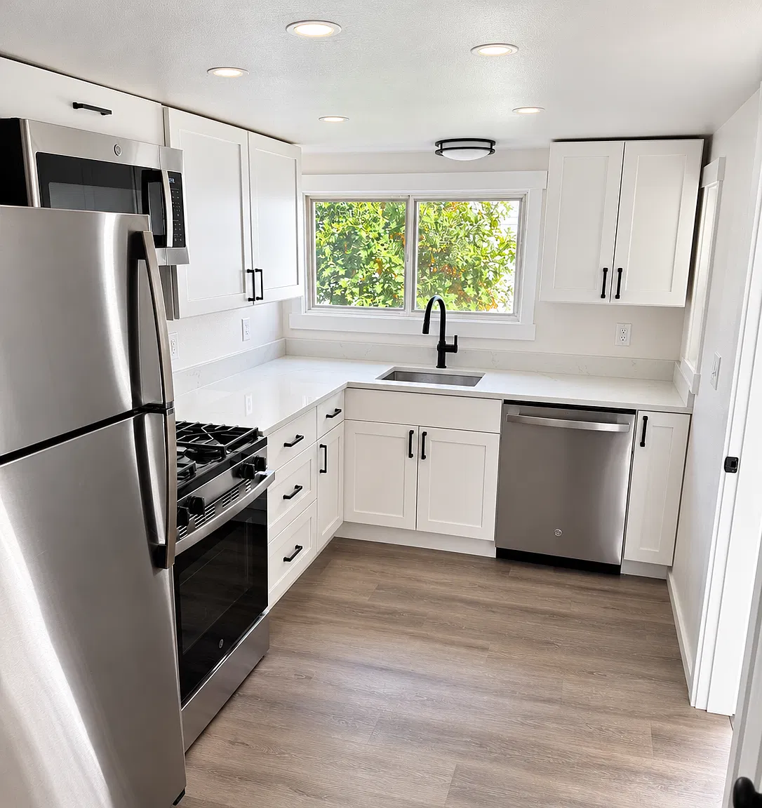 2 bed, 1040 sqft, $2,500 — Photo 3