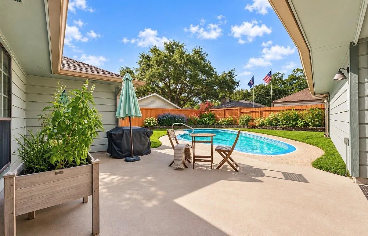 4 bed, 2.5 bath, 2320 sqft, $3,300 — Photo 4