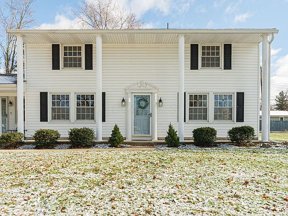 3rd image of 998 Normandy Cir