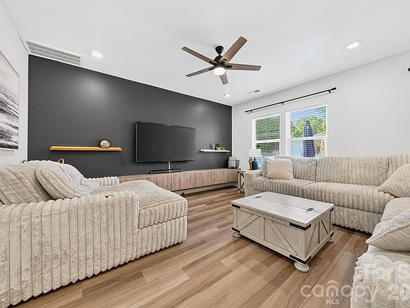4th image of 104 Trellis Ln