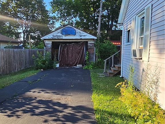 4th image of 223 Lincoln St