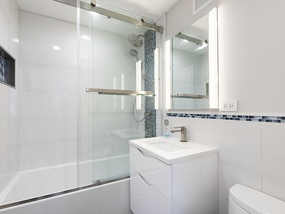 4th image of 160 E 65th St APT 11E