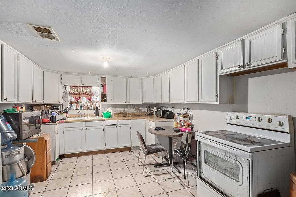 2nd image of 933 W SUNLAND Avenue