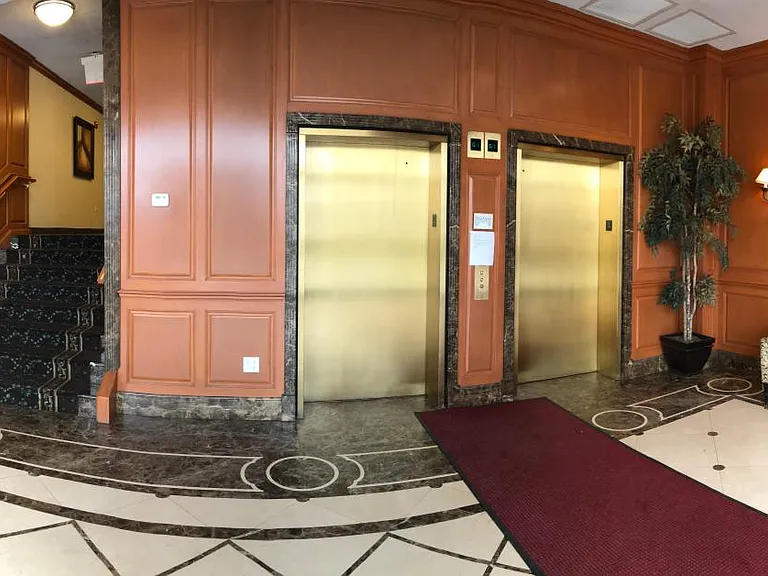 Oxford Plaza — Photo 3