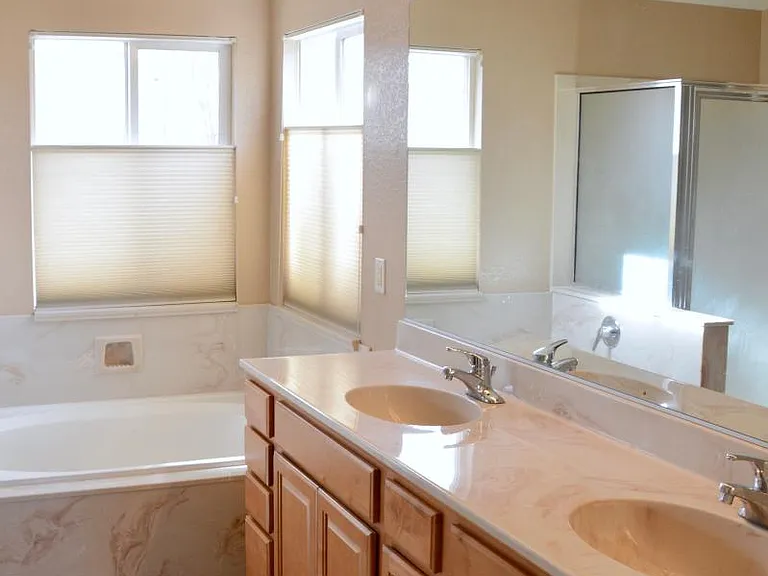 2420 Lincoln Meadows Dr — Photo 6