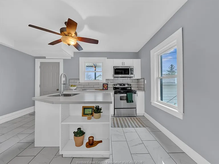 2181 Howard Ave — Photo 9