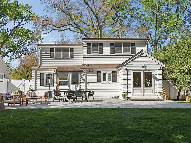 4 Lois Ave — Photo 2