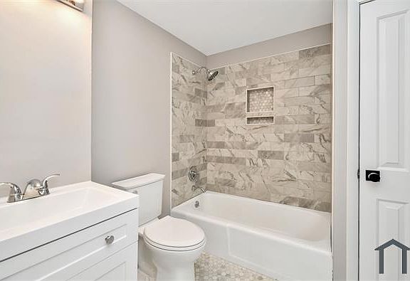 2nd image of 383 Pearl St