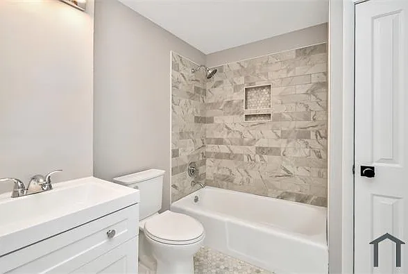 383 Pearl St — Photo 2