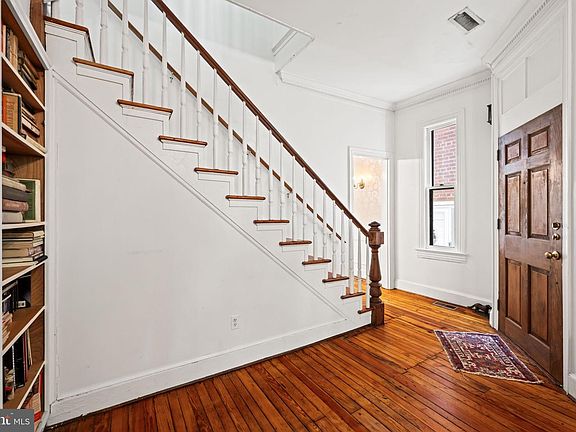 4th image of 215 N Columbus St