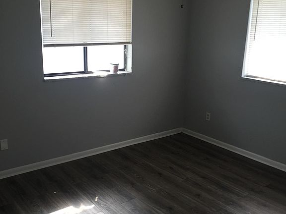 5th image of 132 14th Ave S APT D