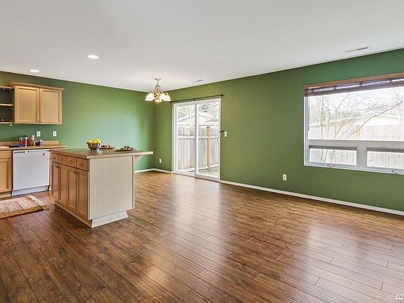 4th image of 118 NE Tucannon Ct