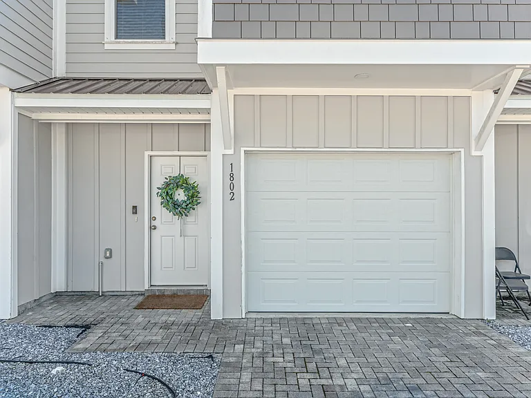 1802 Stable Ln #B2 — Photo 2