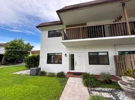 6900 NW 169th St, Hialeah, FL