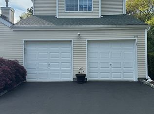 342 Prairie Ct, Manorville, NY 11949