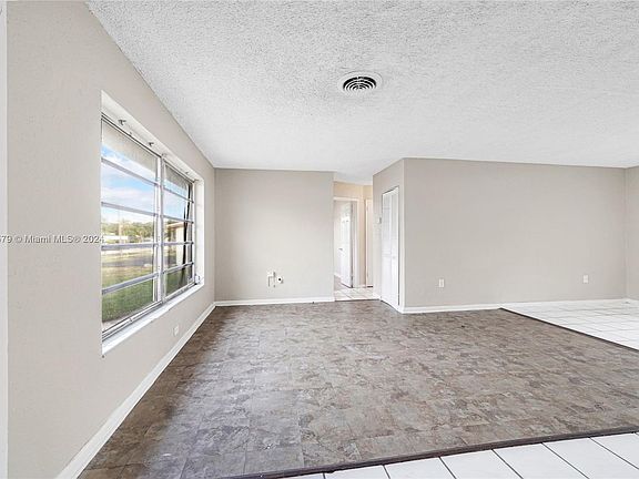 3rd image of 1180 Park Dr