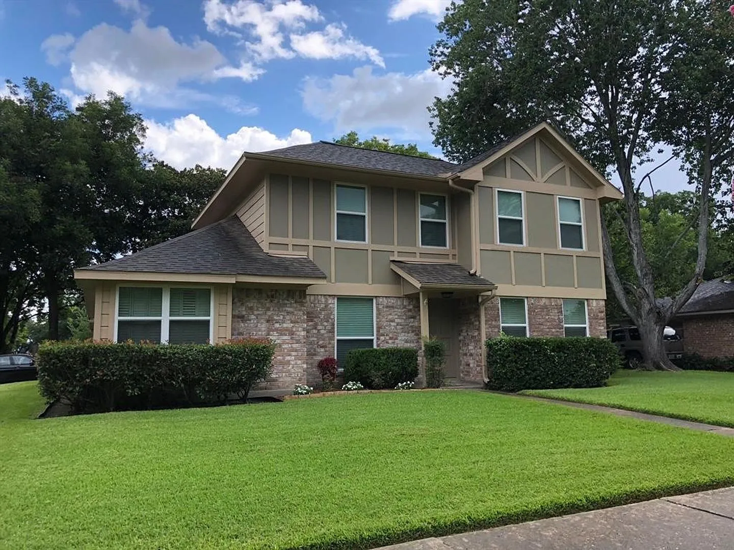 4 bed, 2.0 bath, 2015 sqft, $2,400 — Photo 2