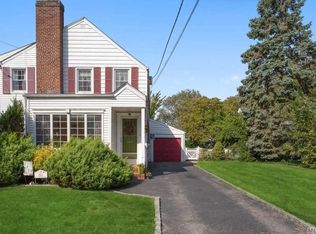 61 Carlton Ter, Garden City, NY 11530