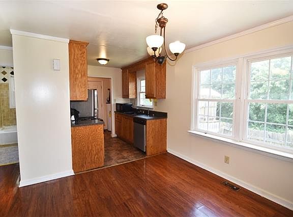 5th image of 601 E Saunders Ave