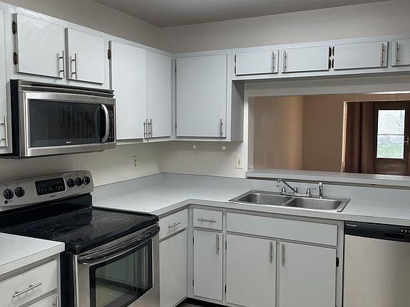 3rd image of 405 Sandlewood Cv