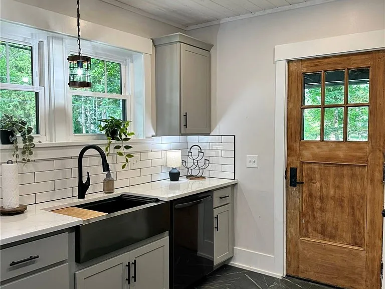 1207 Main St — Photo 4