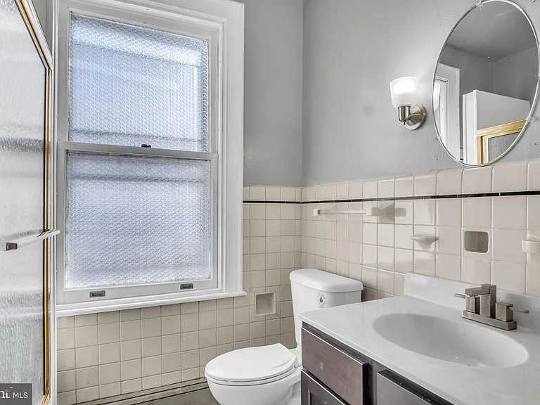 727 E Market St — Photo 28