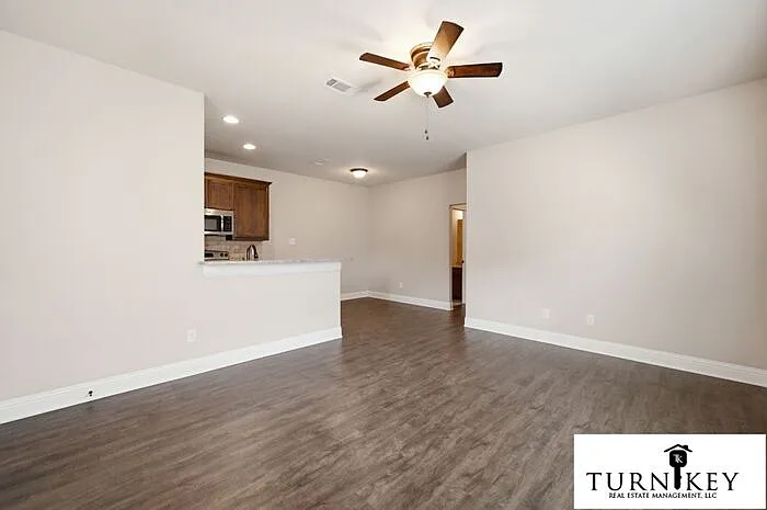 3 bed, 2.0 bath, 1089 sqft, $1,575 — Photo 2